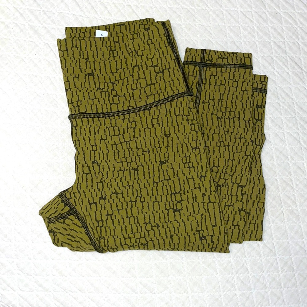 Lululemon size 6 mid rise